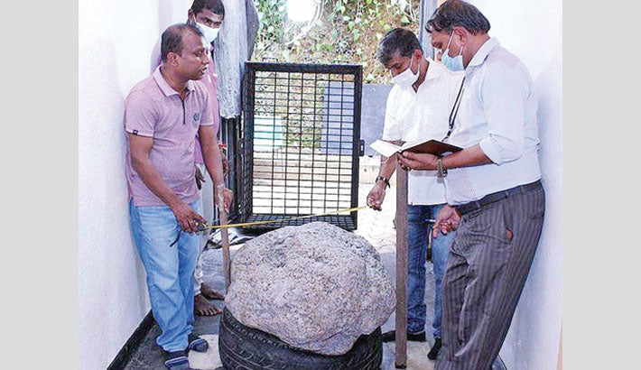 Dr Gamini Zoysa assessing the Serendipity Sapphire