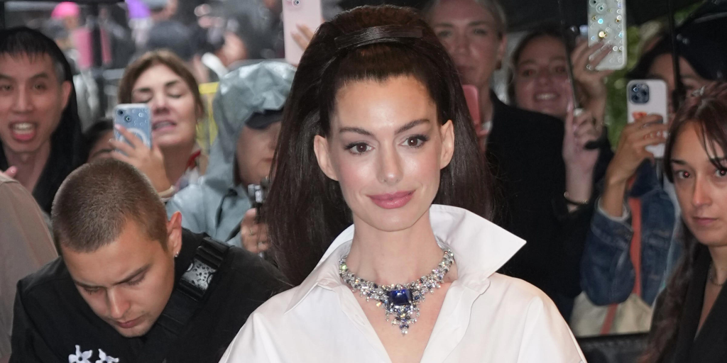 Anne Hathway with Bulgari sapphire necklace
