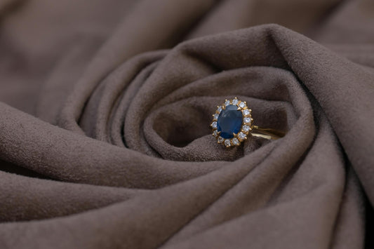 Sapphire Engagement Ring -  © Arne Bogaerts